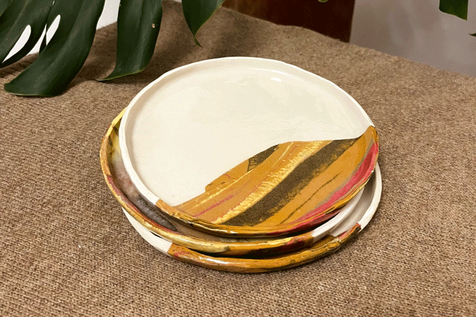 Tres platos de cerámica elaborados con la técnica de Kurinuki de la colección Rituales de Otoño.
