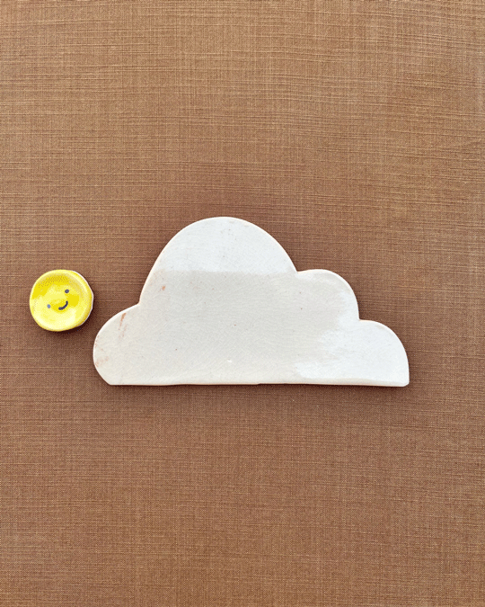 Set de plato de nube con una pieza de cerámica en forma de sol.