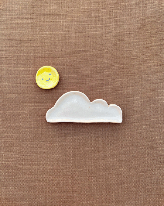 Set de plato de nube con una pieza de cerámica en forma de sol.