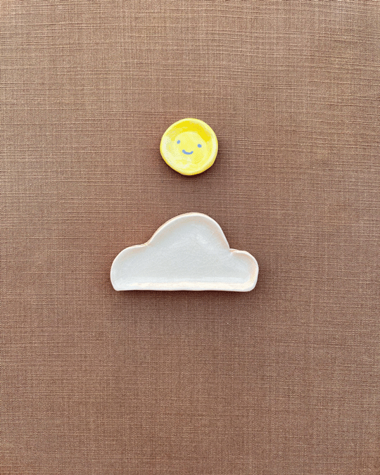 Set de plato de nube con una pieza de cerámica en forma de sol.