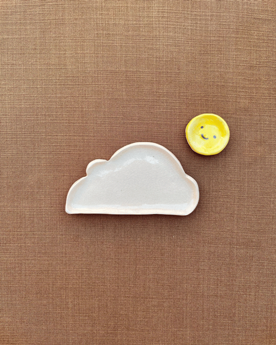 Set de plato de nube con una pieza de cerámica en forma de sol.