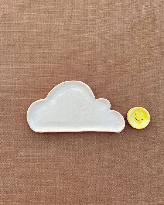 Set de plato de nube con una pieza de cerámica en forma de sol.