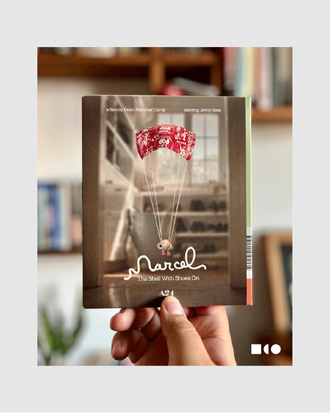 Imagen diseñada como post de Instagram mostrando la portada del disco físico de Marcel the Shell with Shoes On.