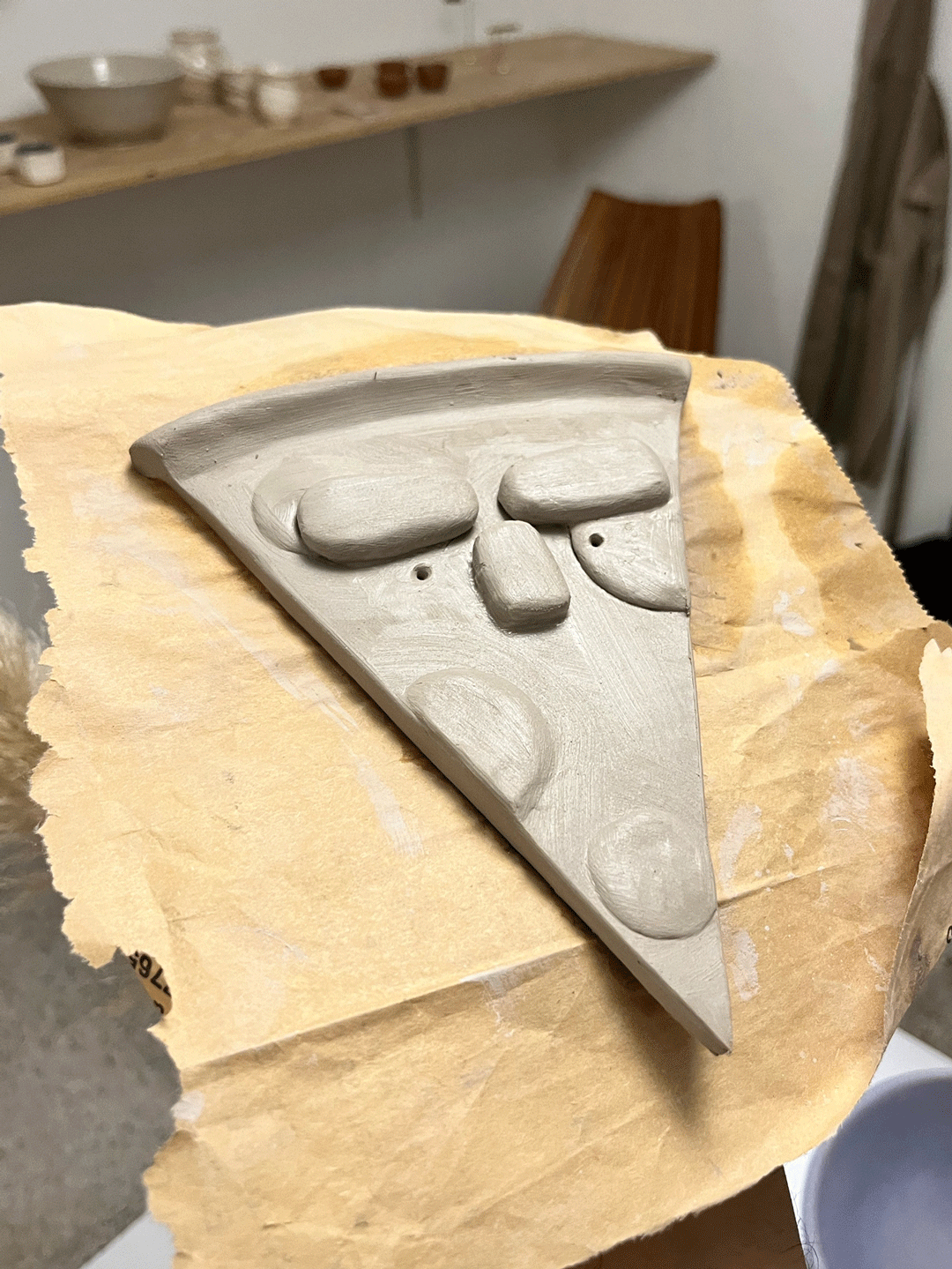 Rebanada de pizza en proceso de construcción artesanal.