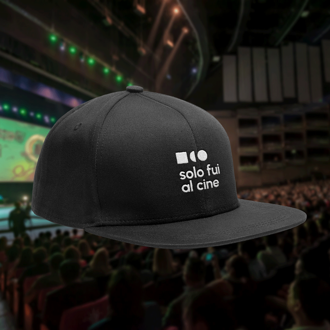 Gorra negra con el logotipo de Solo Fui al Cine.