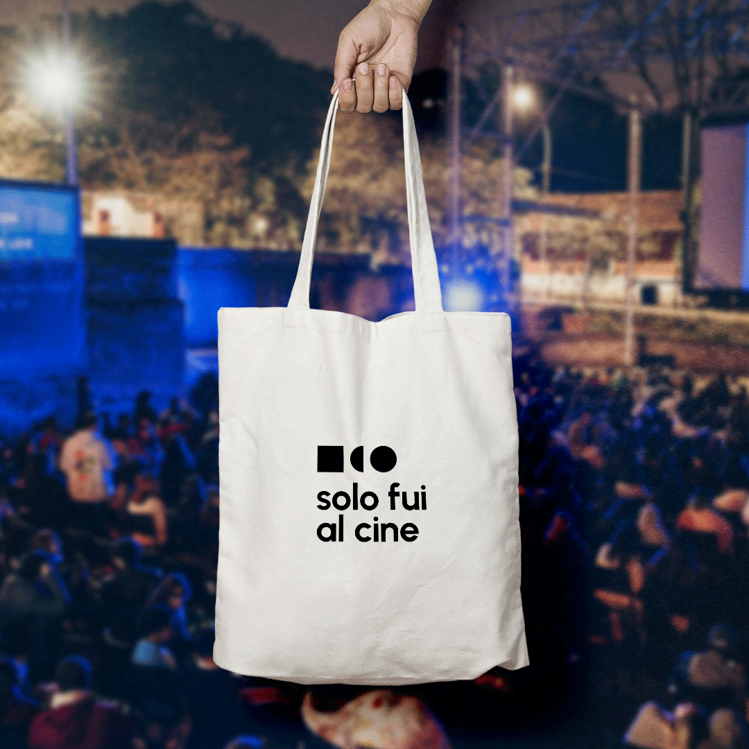 Totebag blanca con el logotipo de Solo Fui al Cine.