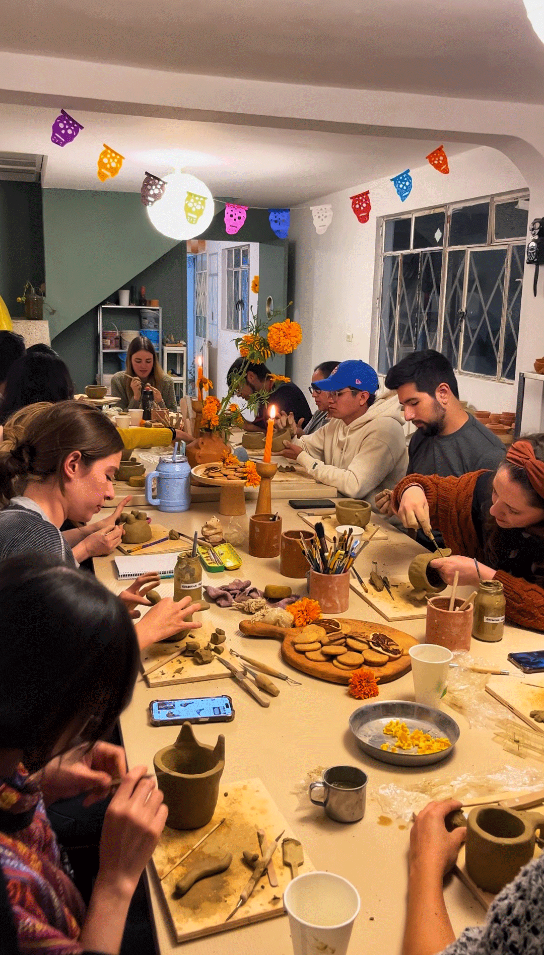Asistentes del taller Macetas y Memorias construyendo a mano sus piezas durante el taller.